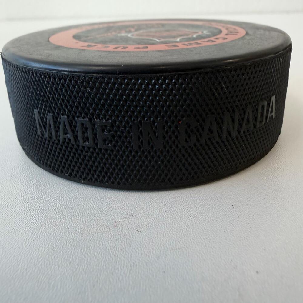 NHL Hockey Official Game Puck Autographed in Case- Unknown Signature - Picture 4 of 10